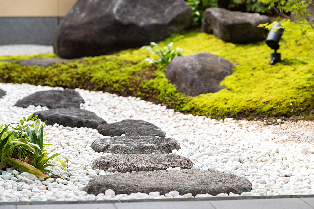 庭石の設置 / 彫像やモニュメントの製作・設置